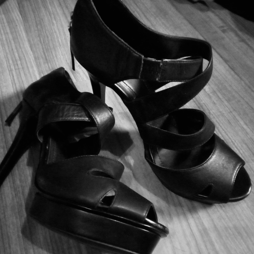 BCBG black leather pump